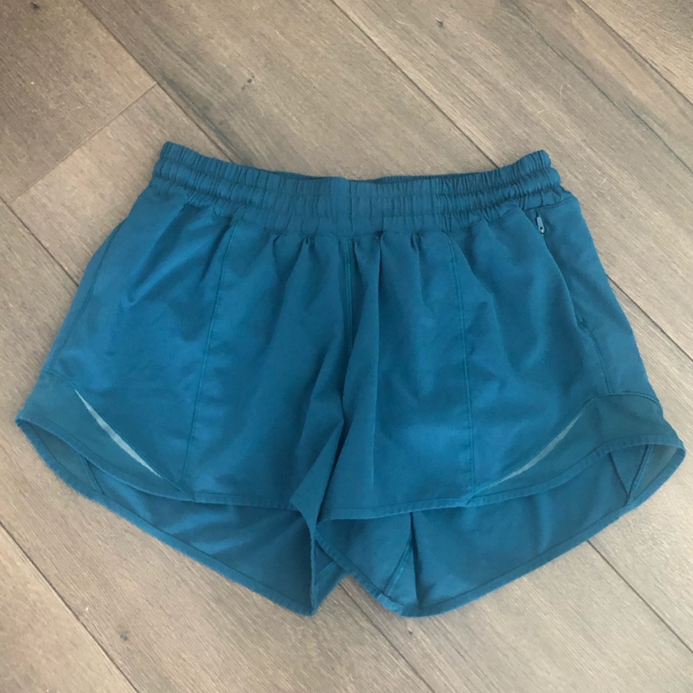 π Lululemon NILE BLUE Hotty hot short Sz. 6 2.5β - Picture 5 of 12